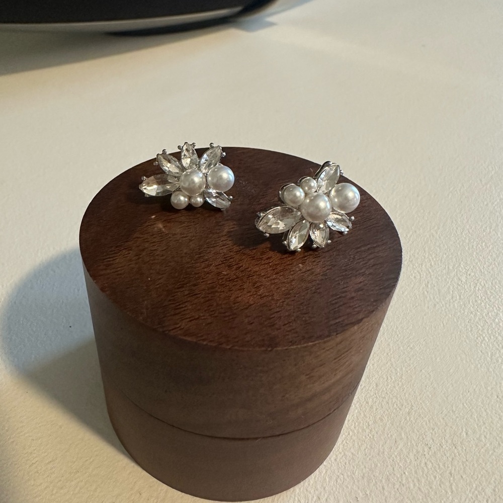 Elegant Silver and White Cluster Earrings - Picture 2 of 4